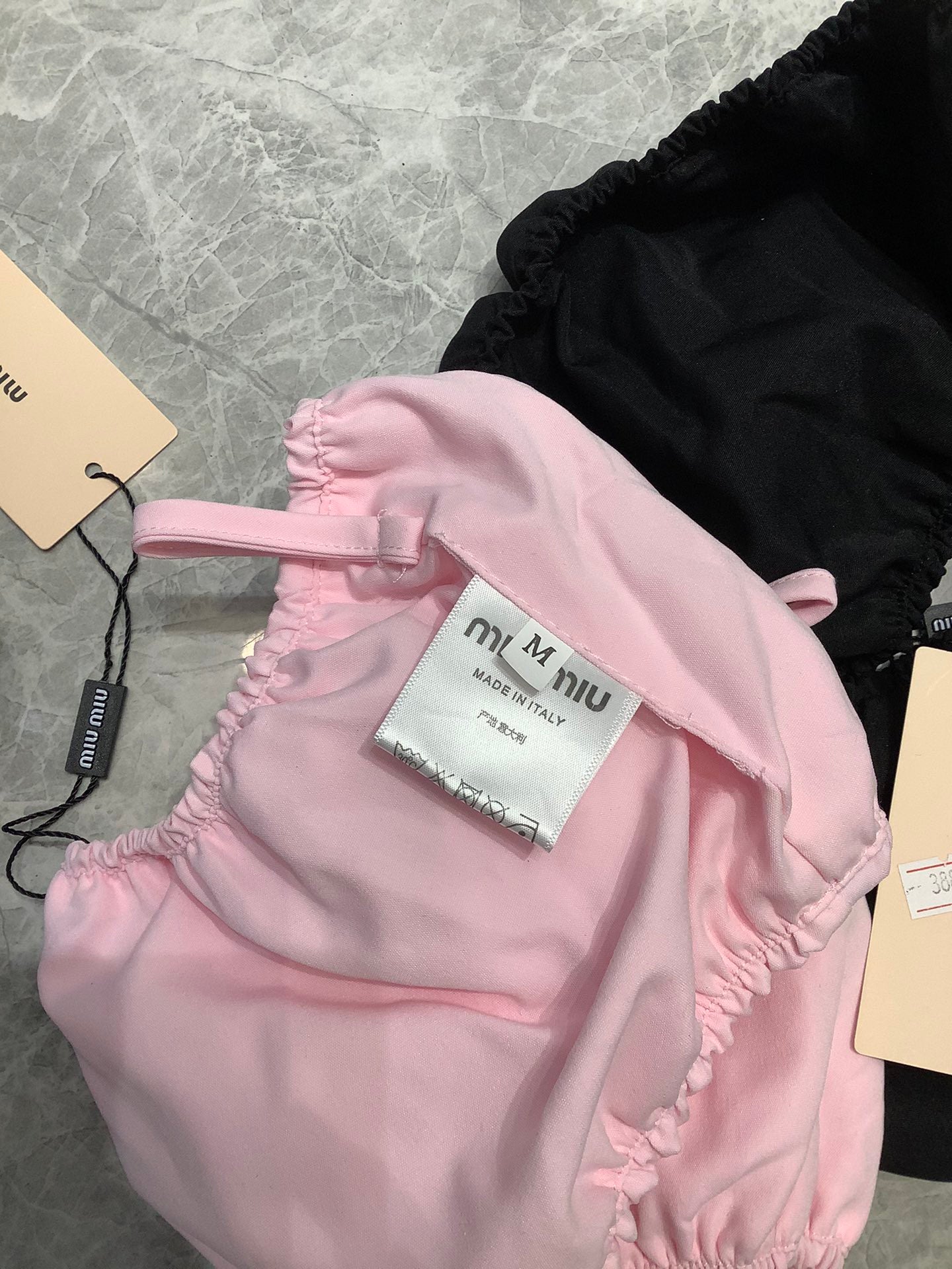 Gerafftes Bandeau-Top in lebendigen Farbtönen 