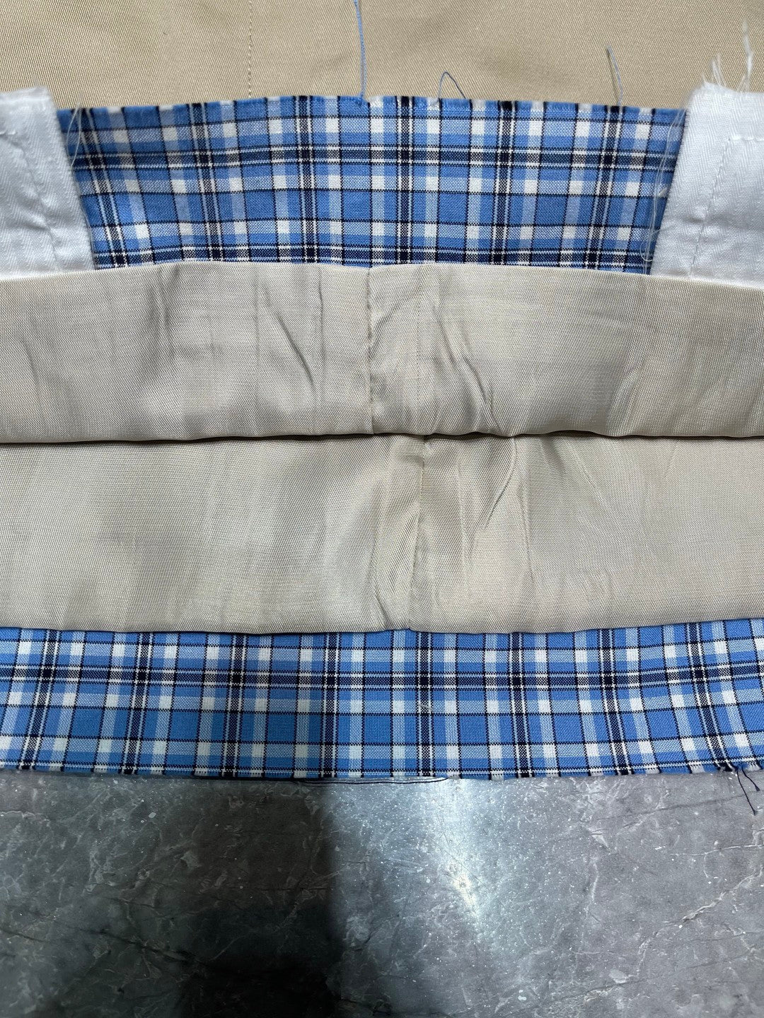 Khakifarbener Minirock mit kariertem Saum