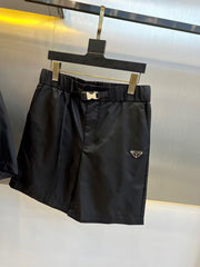 Sommerliche Herren-Sportshorts mit Dreieck-Logo
