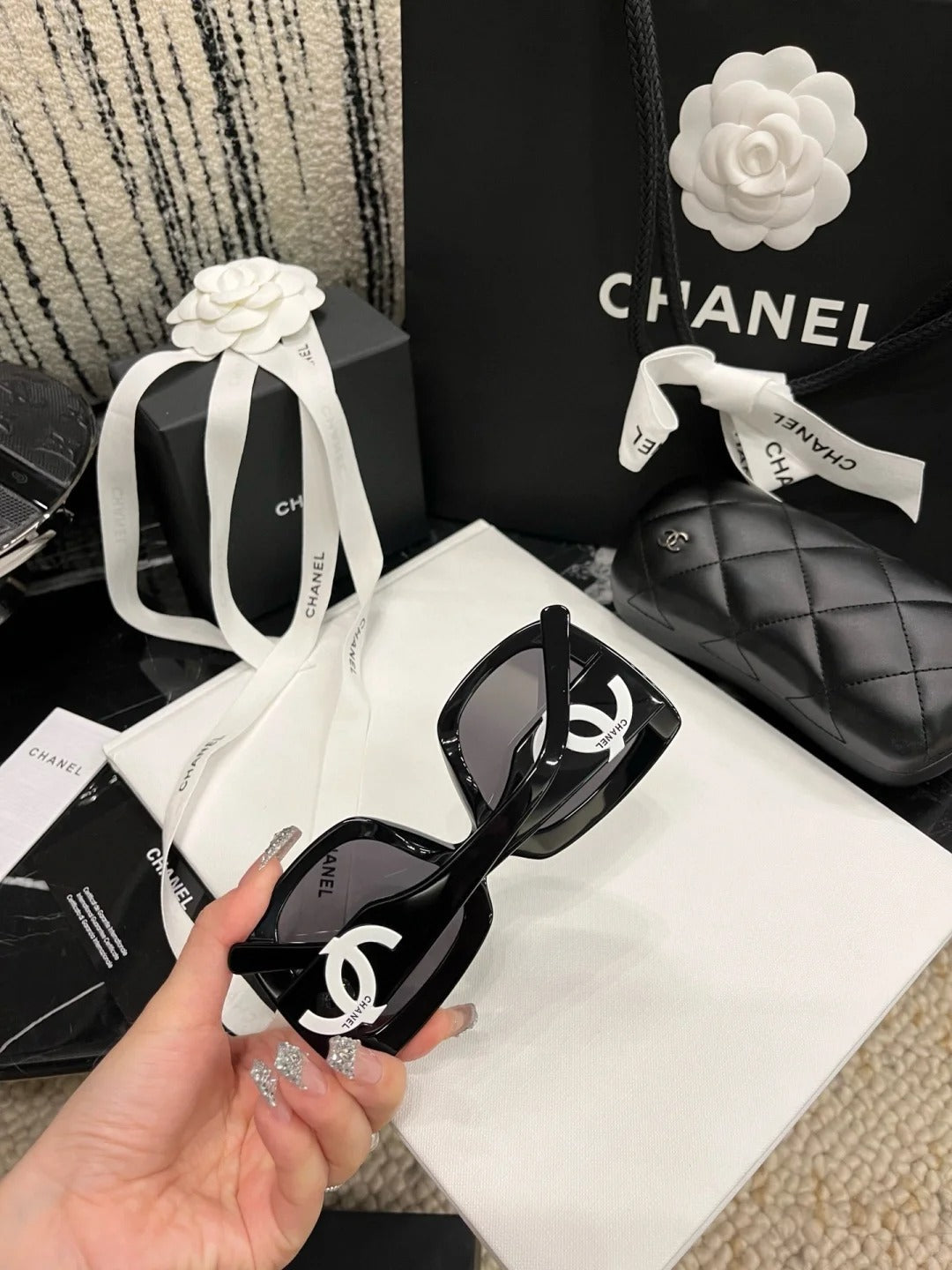 Übergroße Sonnenbrille mit quadratischem Rahmen, die das Gesicht bedeckt