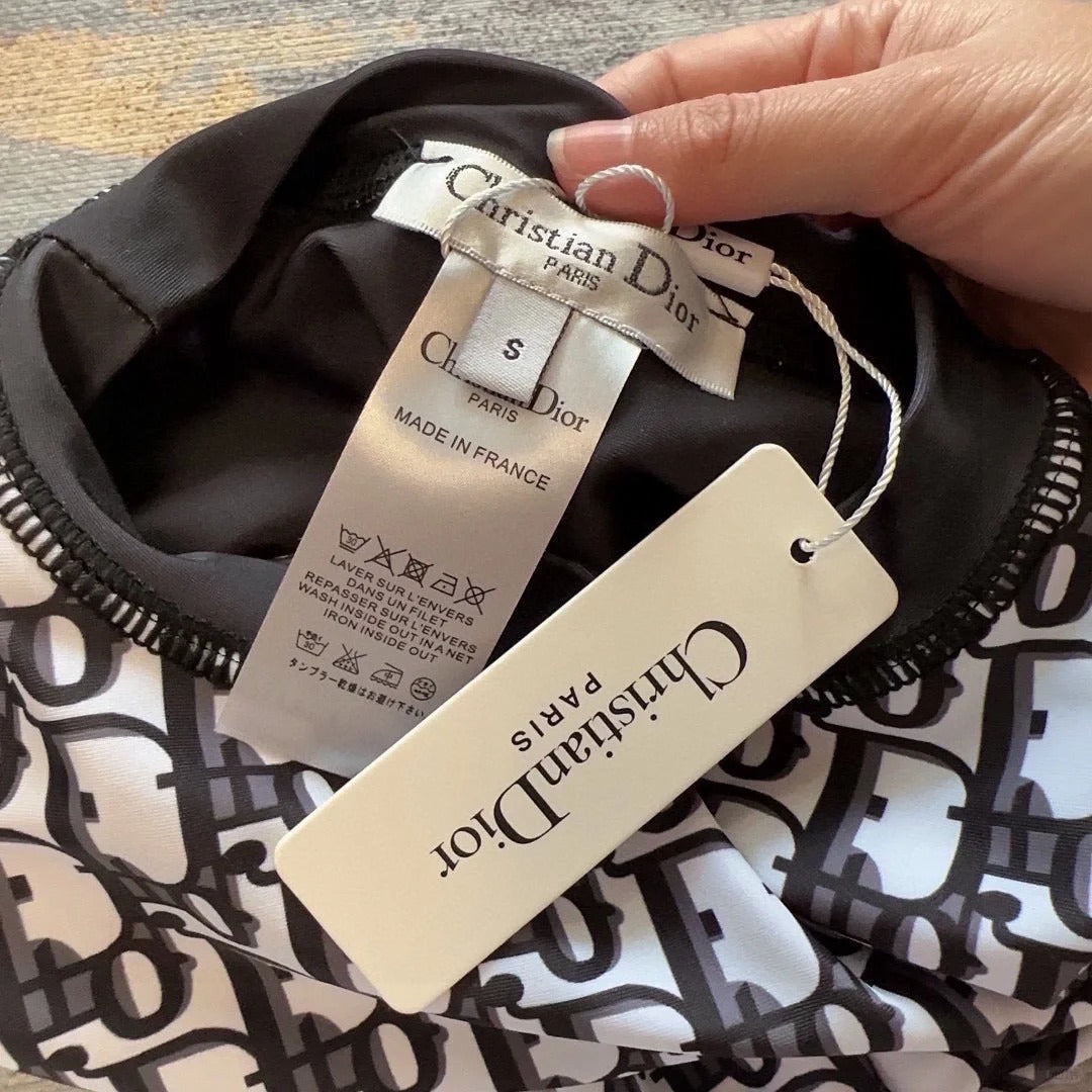 einteiliger Badeanzug mit langen Ärmeln