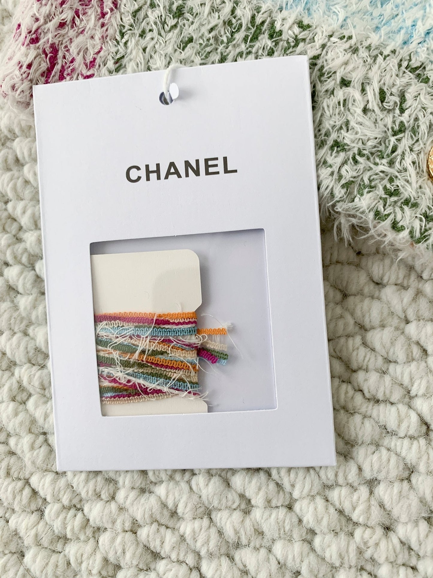 Haut bandeau en tricot à blocs de couleurs avec accents dorés 