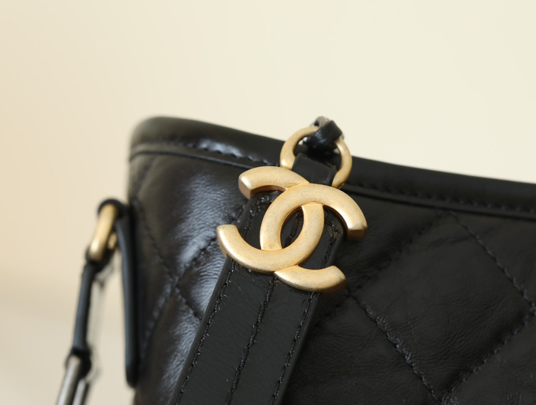 Gestepptes Kalbsleder im Used-Look, klein, Schwarz