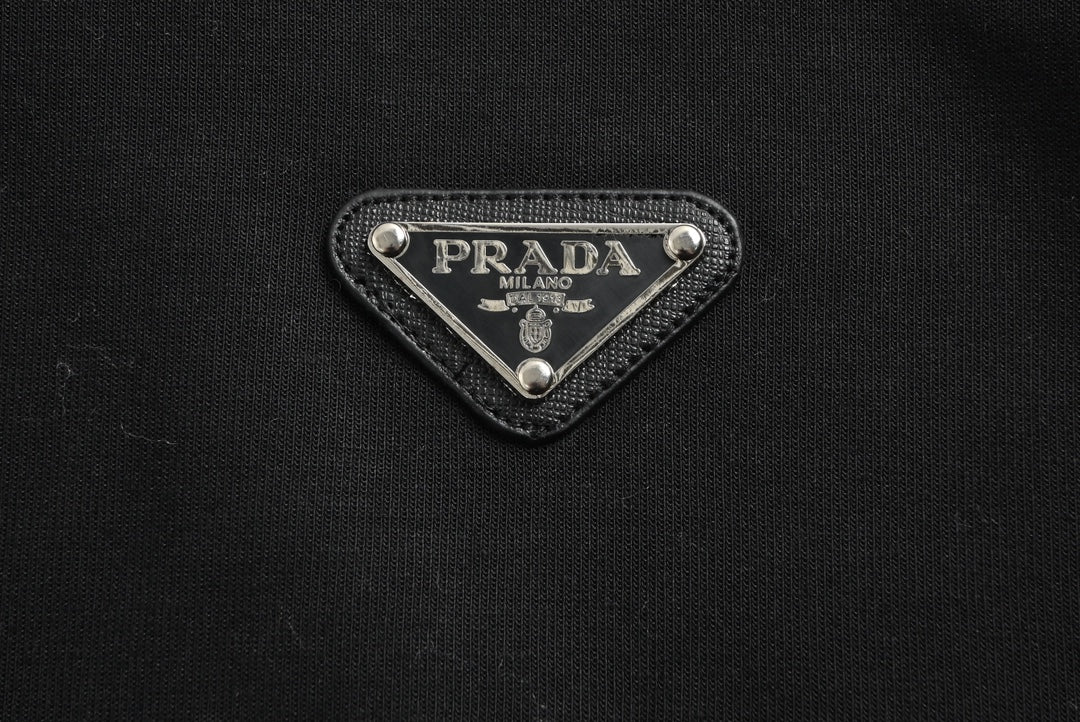 Sweat-shirt ras du cou à empiècements latéraux et logo triangulaire