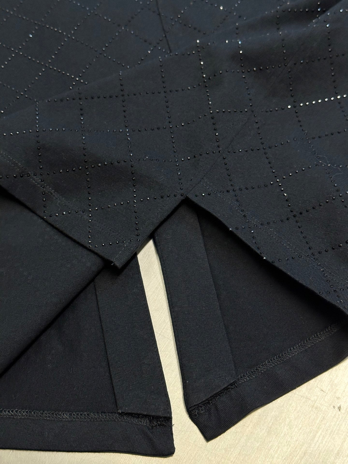 T-shirt ras du cou noir avec matelassage en strass et accessoires au dos 