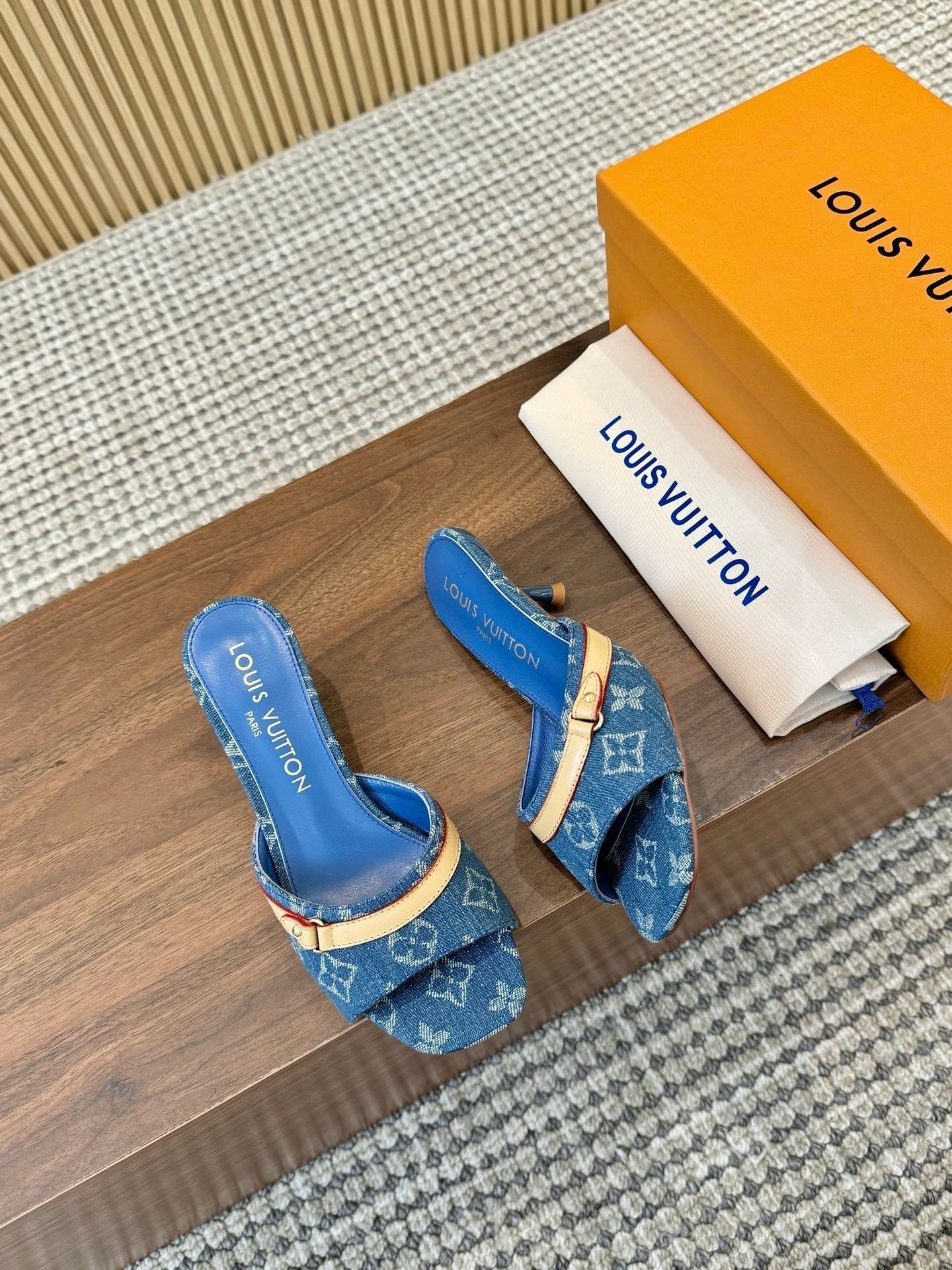 Mules à talons en denim monogrammé avec bride contrastée 