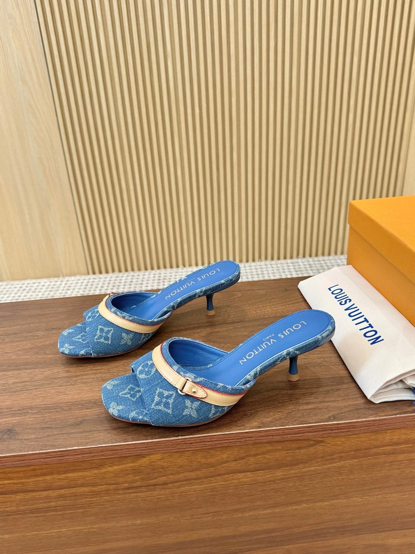 Mules à talons en denim monogrammé avec bride contrastée 