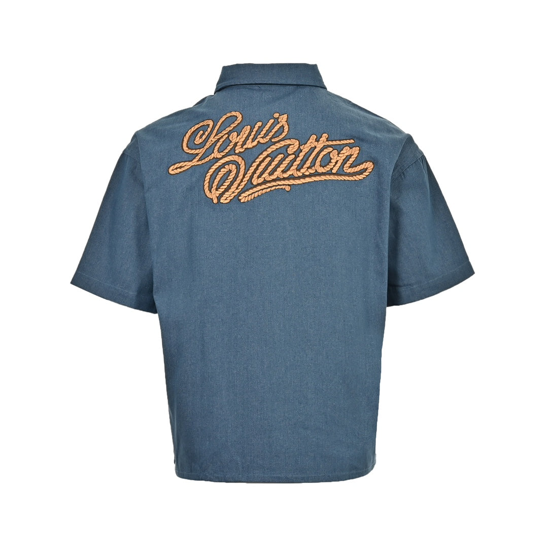 Jeansanzug mit aufgesticktem Buchstabenlogo aus Hanfseil