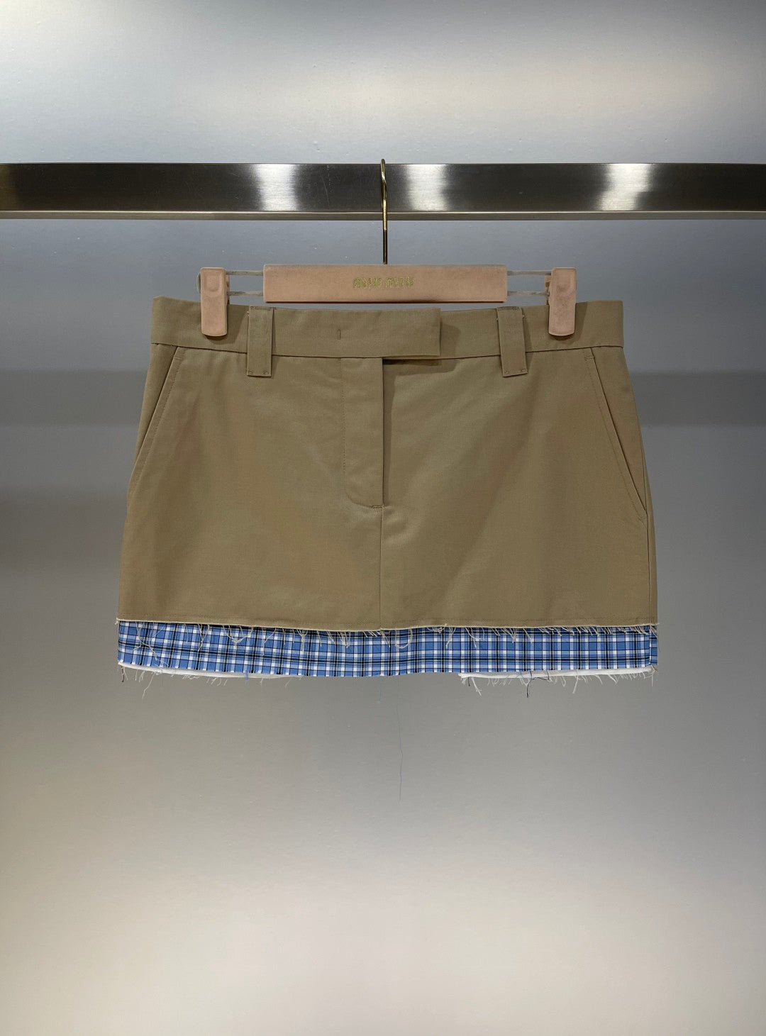 Khakifarbener Minirock mit kariertem Saum