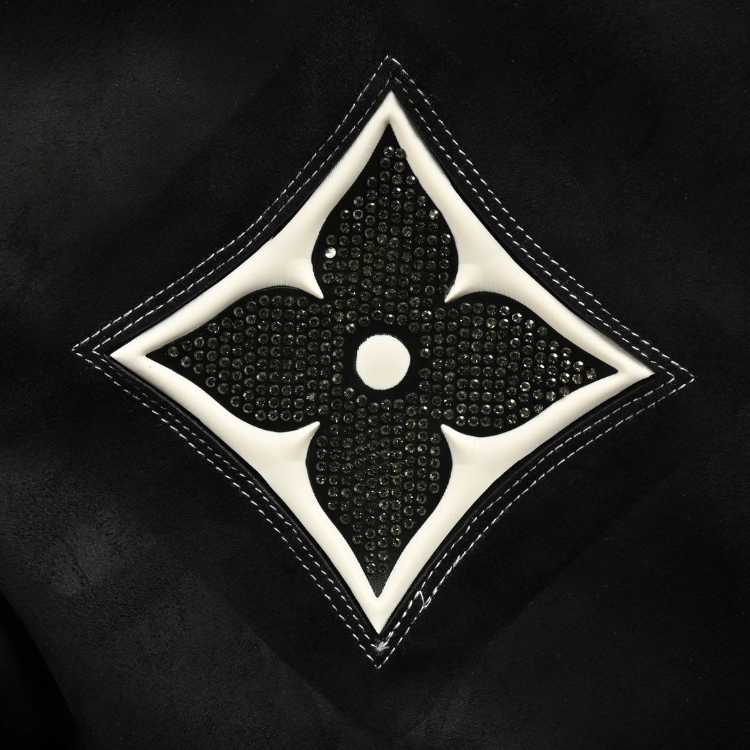 Heiße Baseballjacke aus Wildleder mit vierblättrigem Kleeblatt-Logo und Strasssteinen