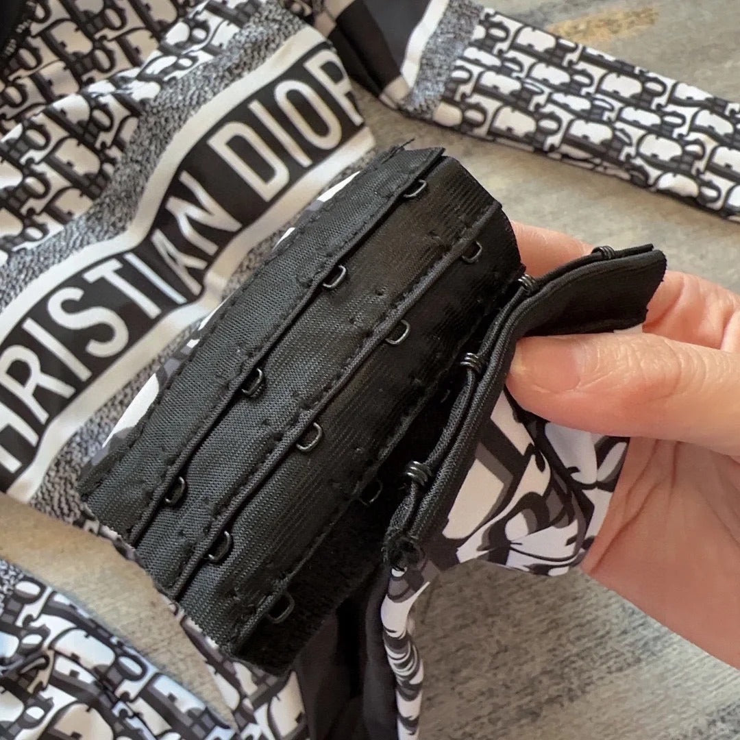 einteiliger Badeanzug mit langen Ärmeln