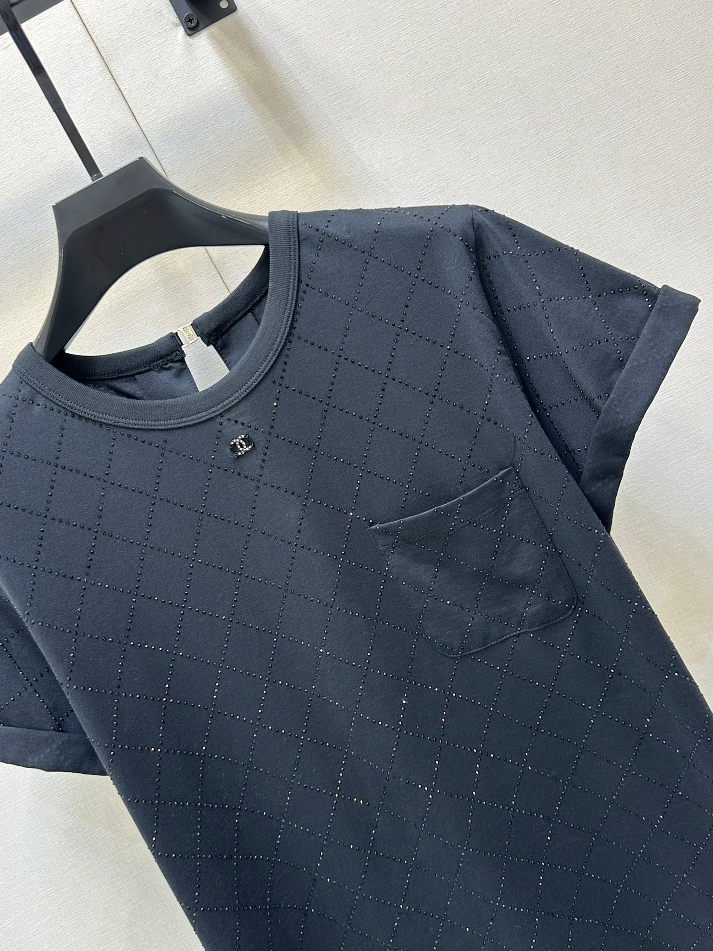 T-shirt ras du cou noir avec matelassage en strass et accessoires au dos 