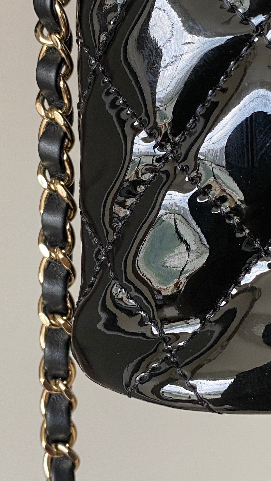 Kleine Handtasche aus Kalbslackleder