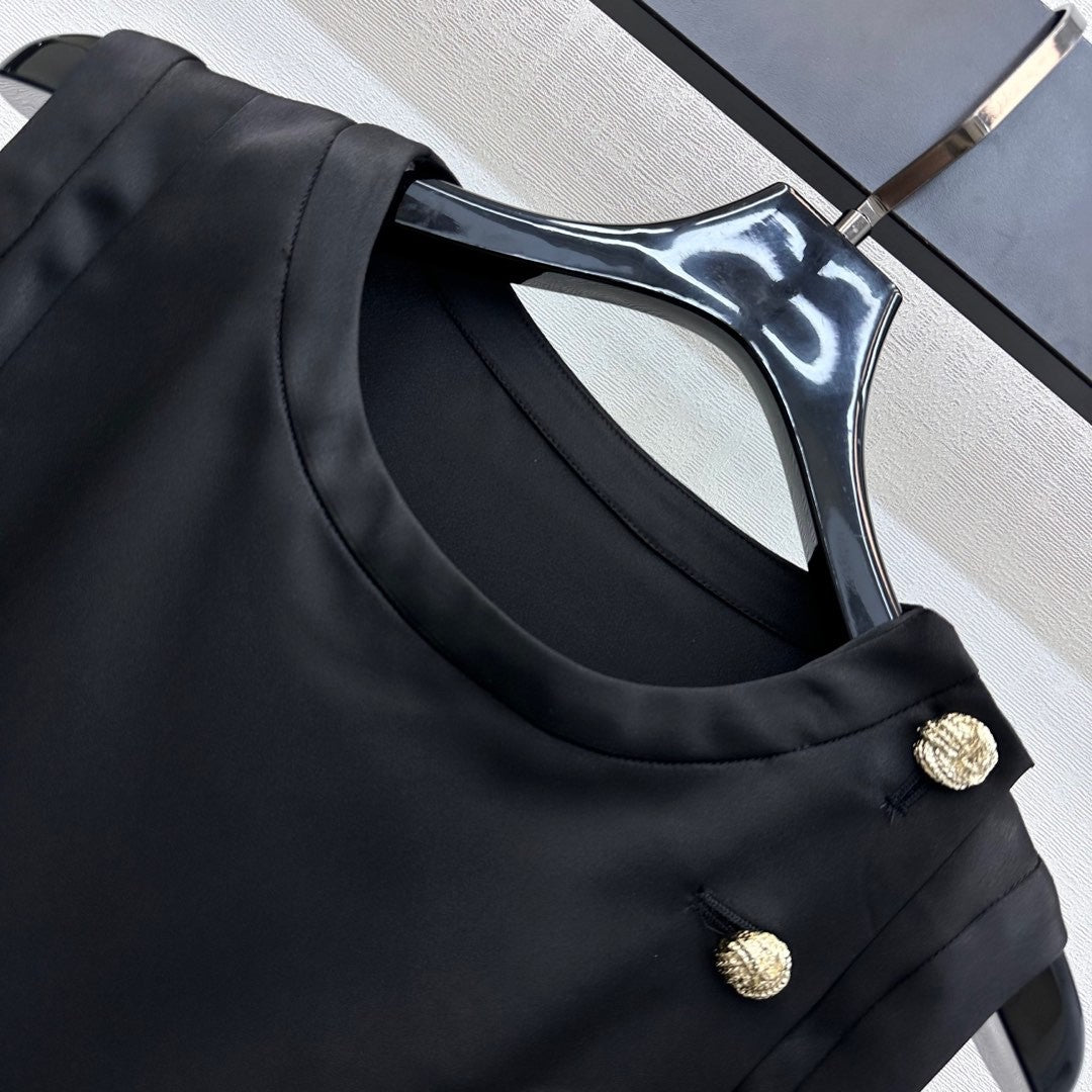 Ärmelloses Satin-Top mit verzierten Goldknöpfen