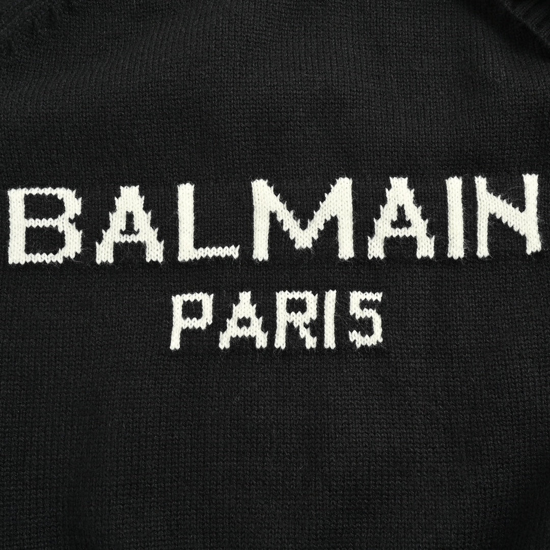 Damenpullover mit Rundhalsausschnitt und Buchstabenlogo aus Metall