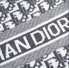 Pull monogrammé sur tout le corps