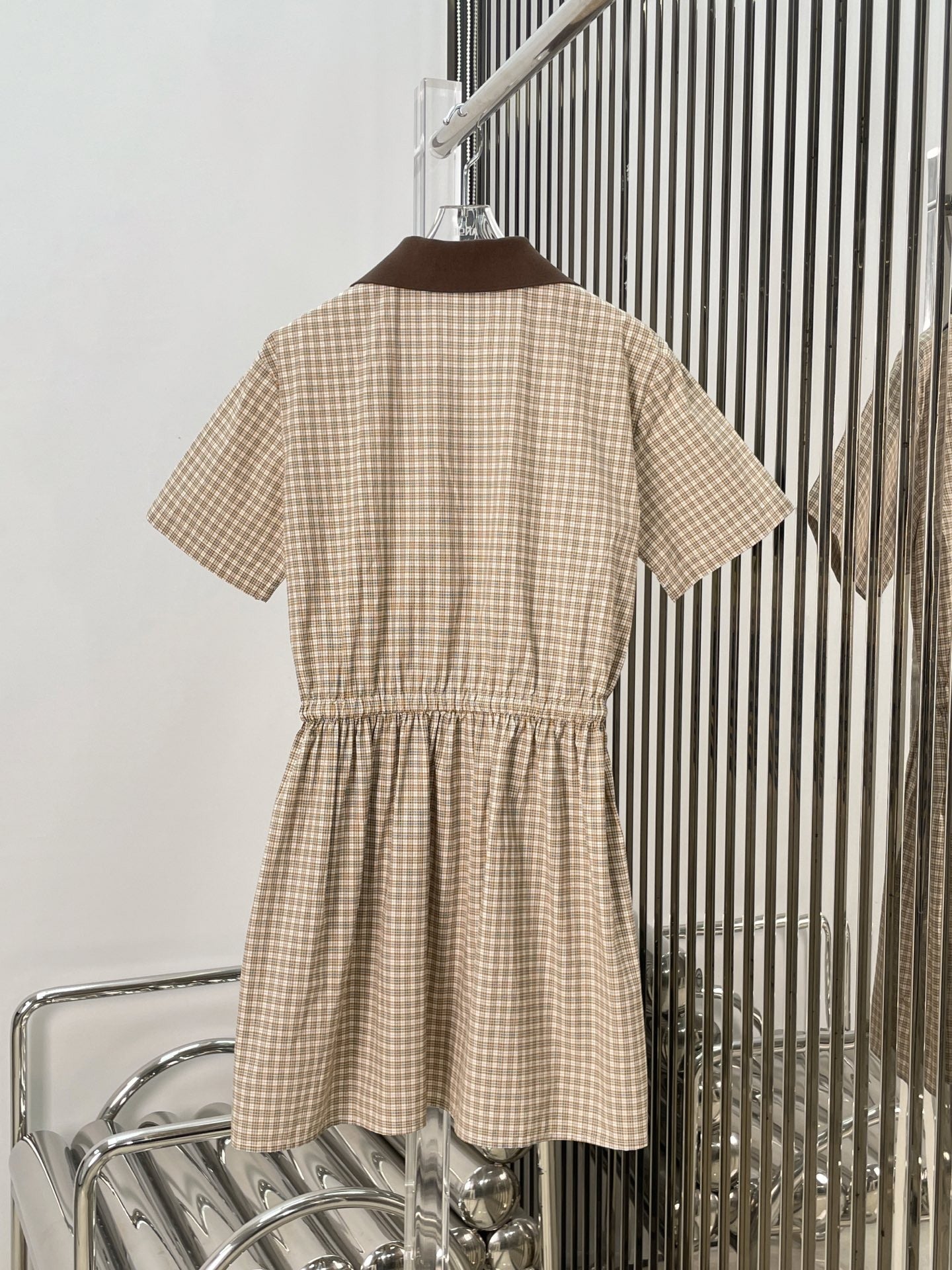 Kariertes Hemdblusenkleid mit Kontrastkragen und Kordelzug in der Taille 