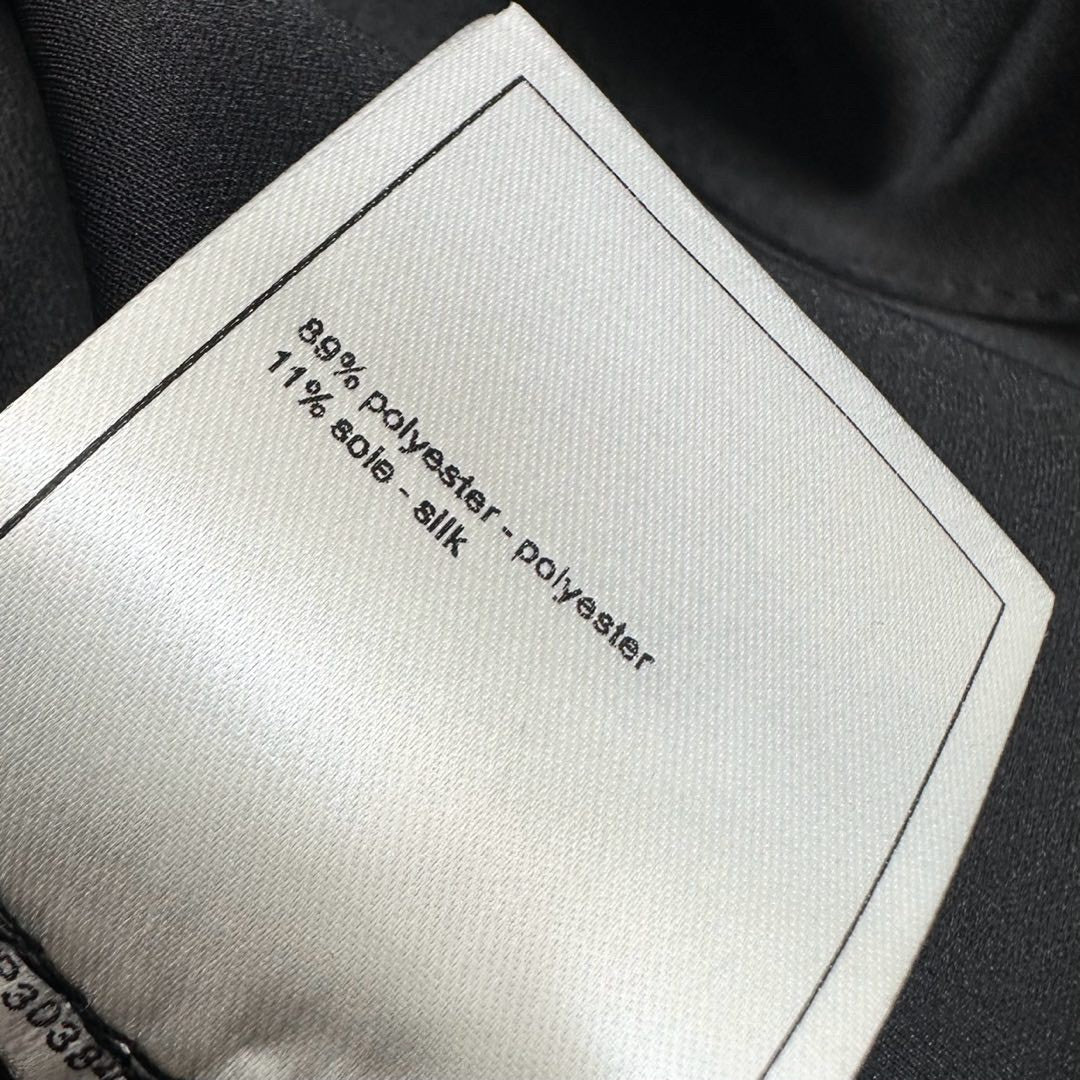 Ärmelloses Satin-Top mit verzierten Goldknöpfen