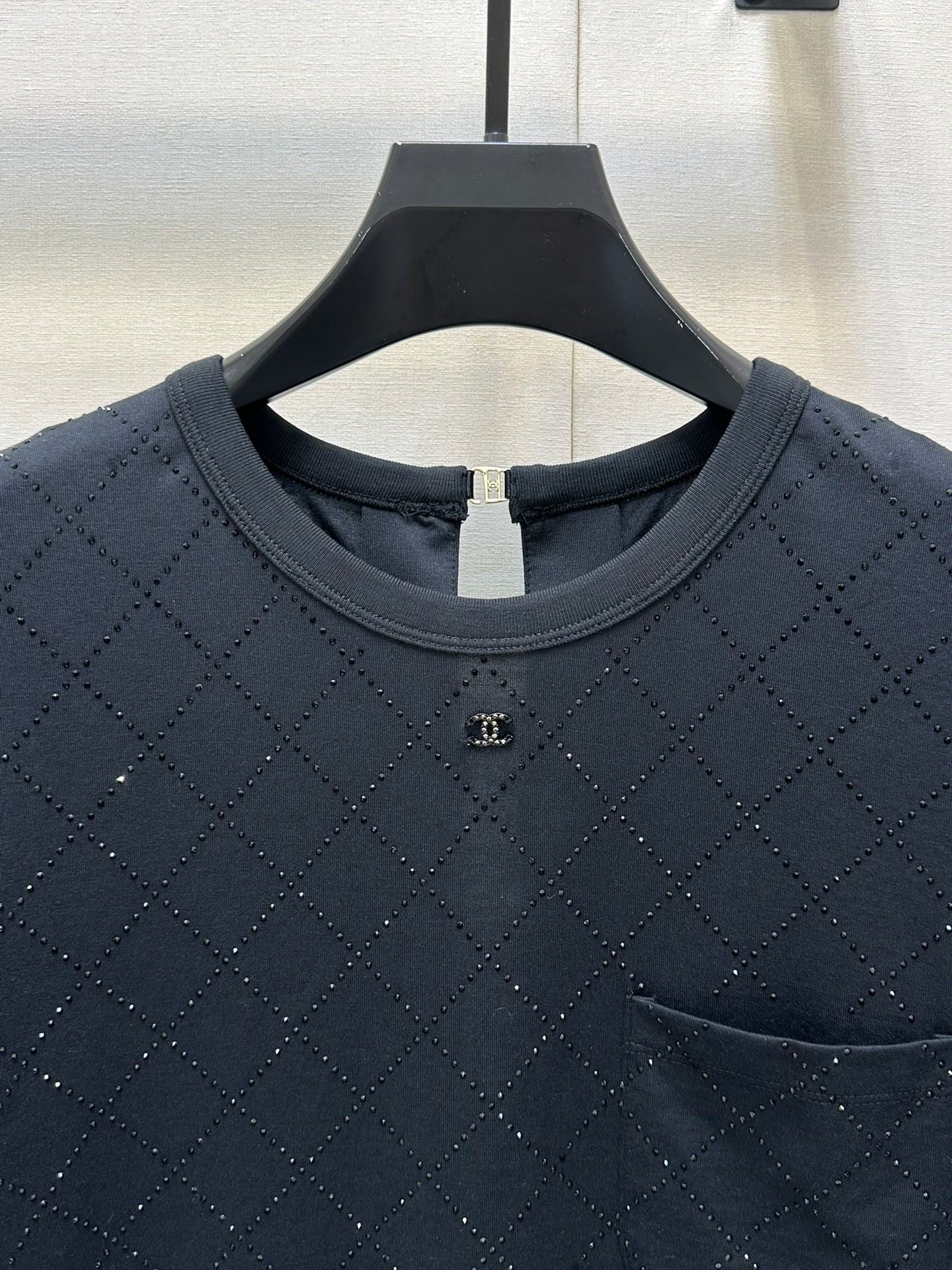 T-shirt ras du cou noir avec matelassage en strass et accessoires au dos 