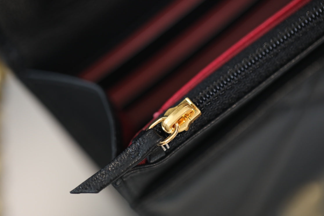 Portefeuille sur chaîne WOC en cuir d'agneau noir