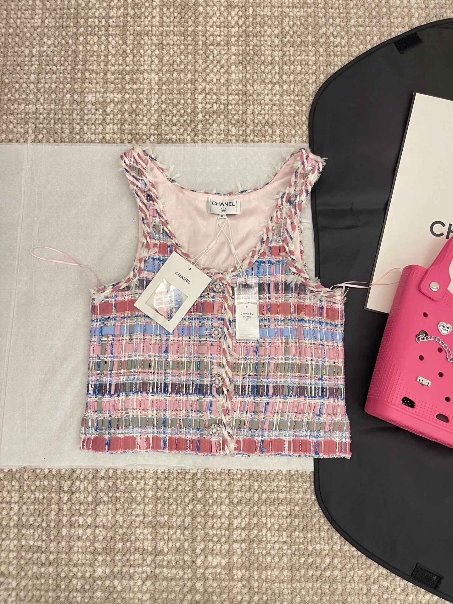 Pastellfarbenes Tweed-Crop-Top mit ausgefransten Kanten und verzierten Knöpfen 