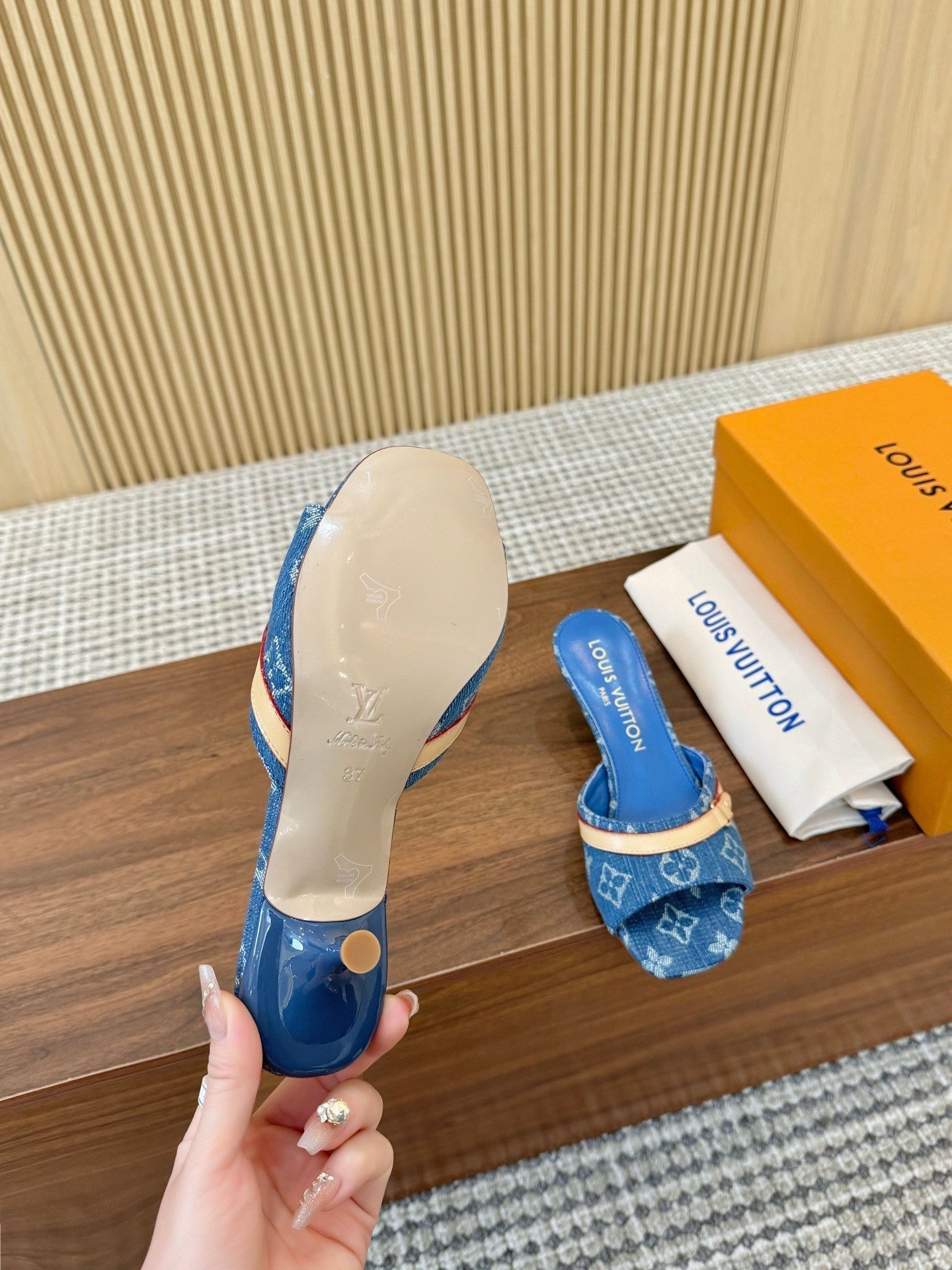 Mules à talons en denim monogrammé avec bride contrastée 