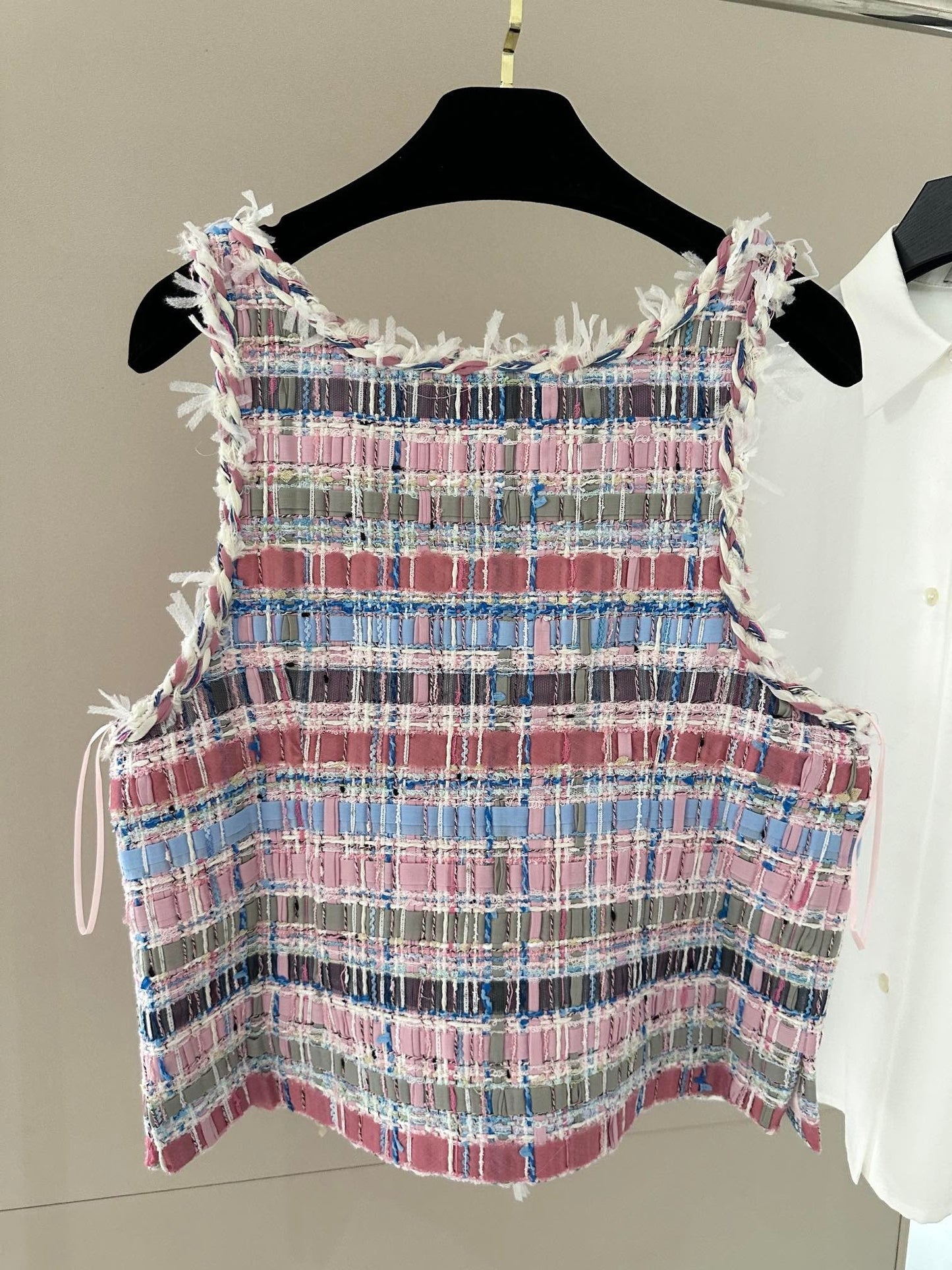 Pastellfarbenes Tweed-Crop-Top mit ausgefransten Kanten und verzierten Knöpfen 