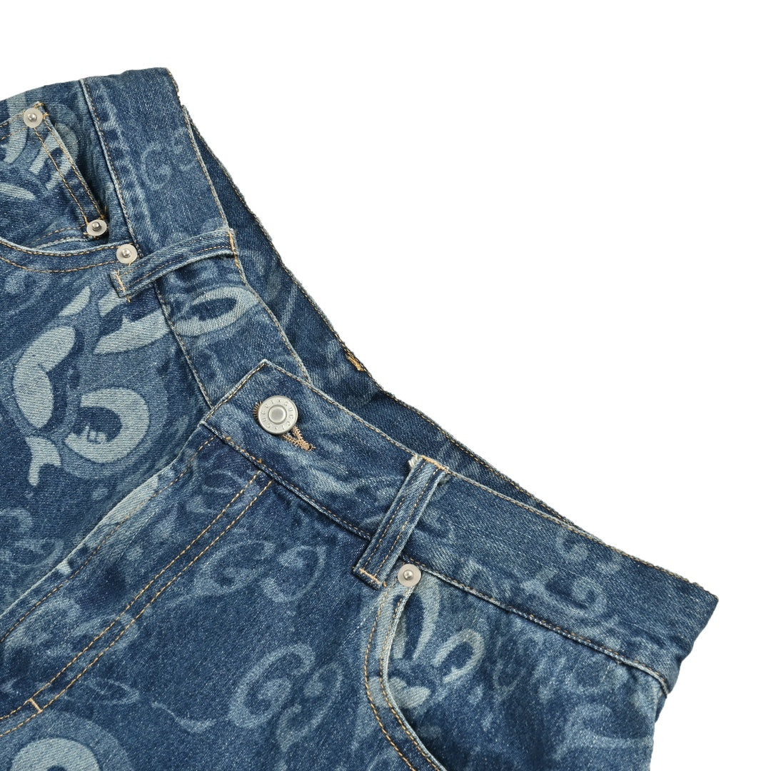 flüssiger herzförmiger Jeansanzug 