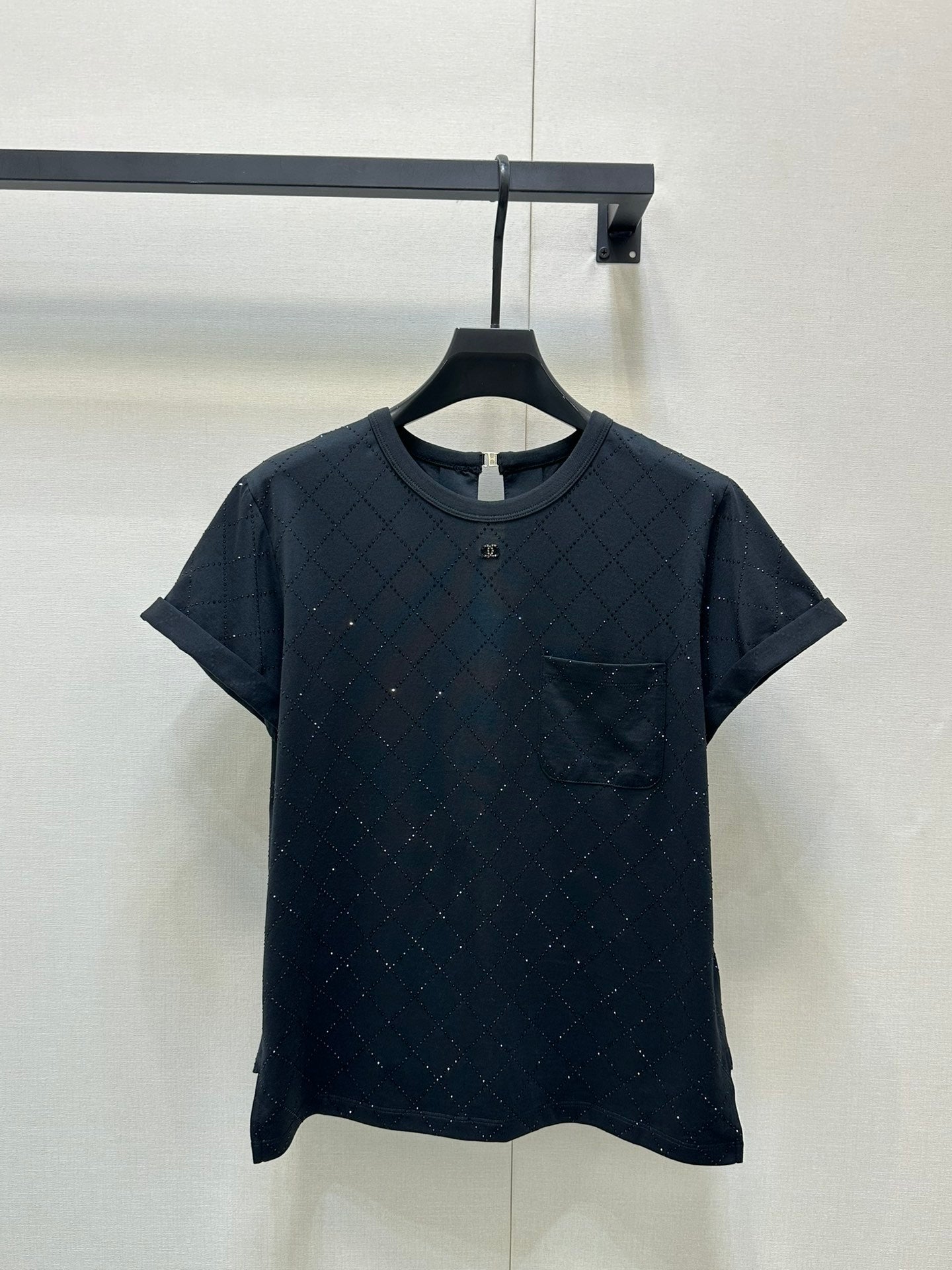 T-shirt ras du cou noir avec matelassage en strass et accessoires au dos 