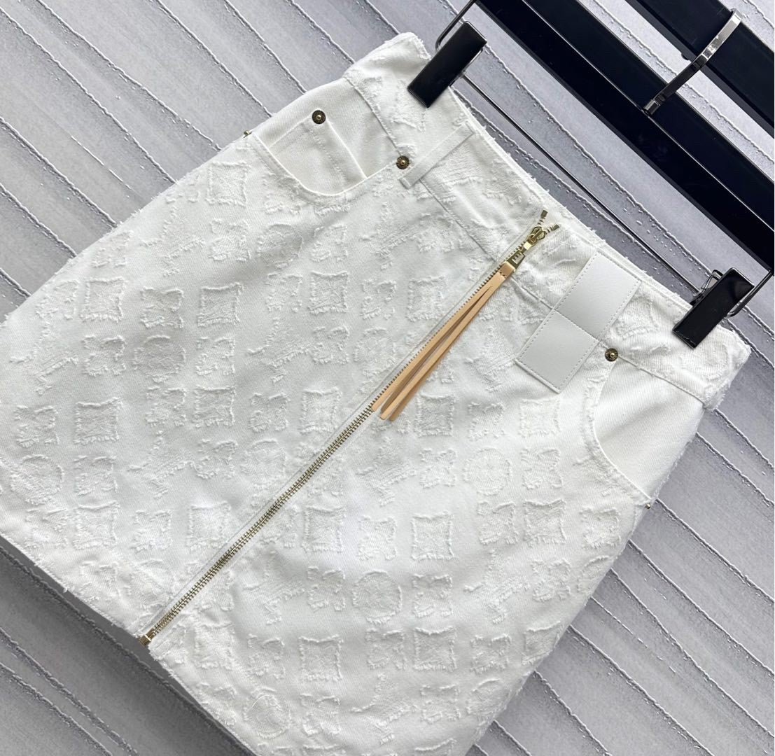 Ensemble coordonné en denim blanc avec motifs en relief et détails métalliques 