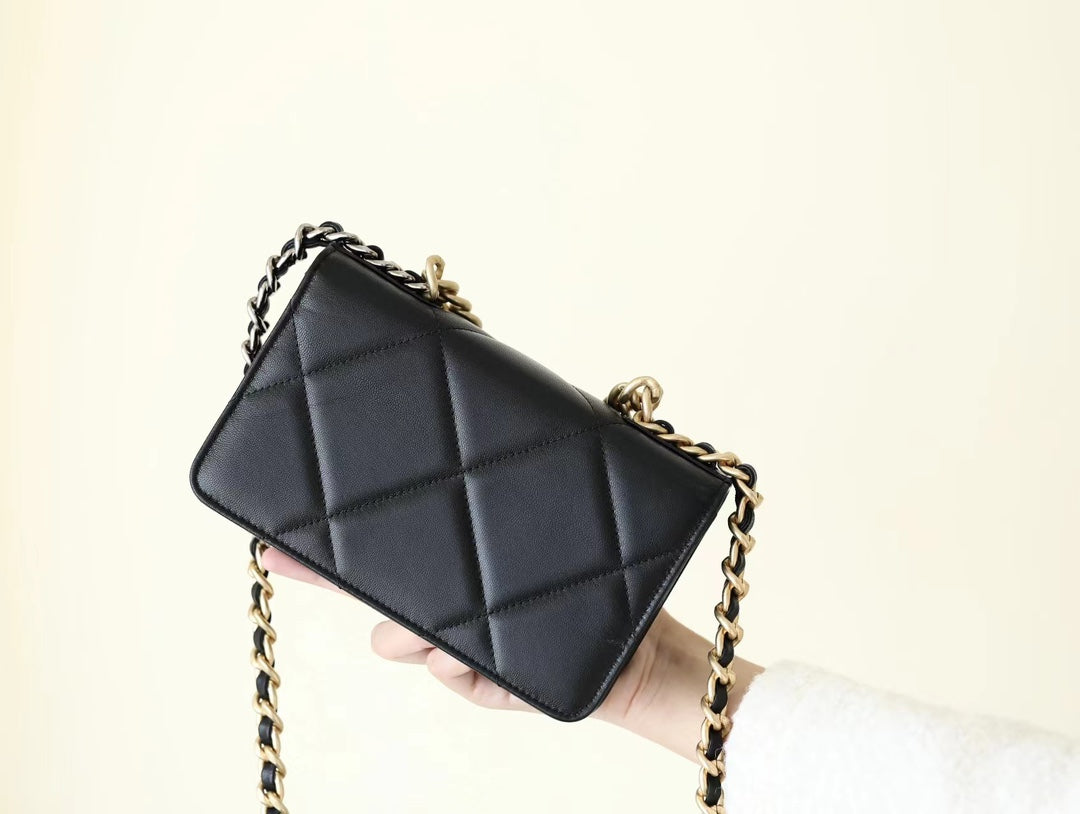 WOC Geldbörse auf Kettentasche