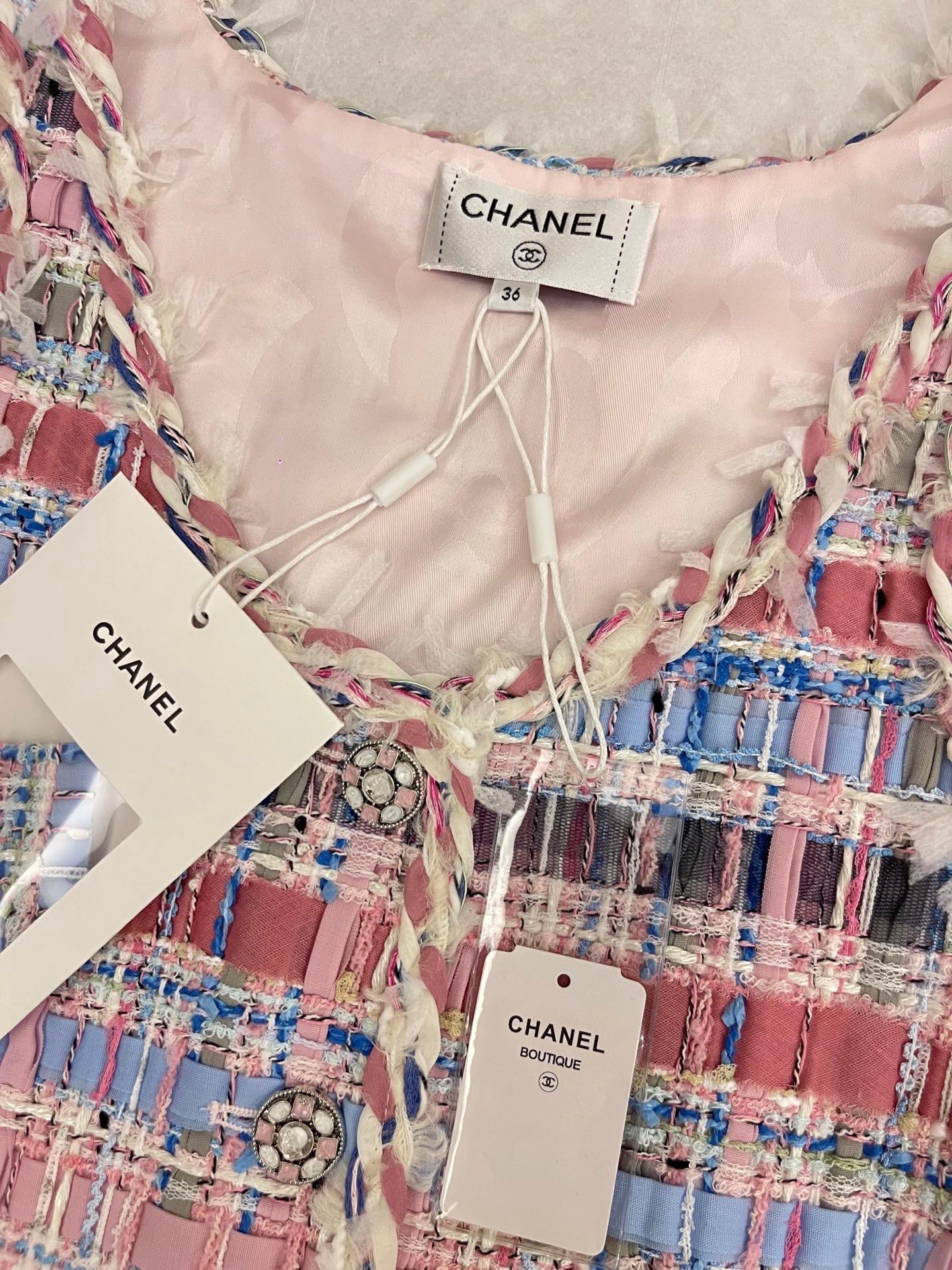 Pastellfarbenes Tweed-Crop-Top mit ausgefransten Kanten und verzierten Knöpfen 