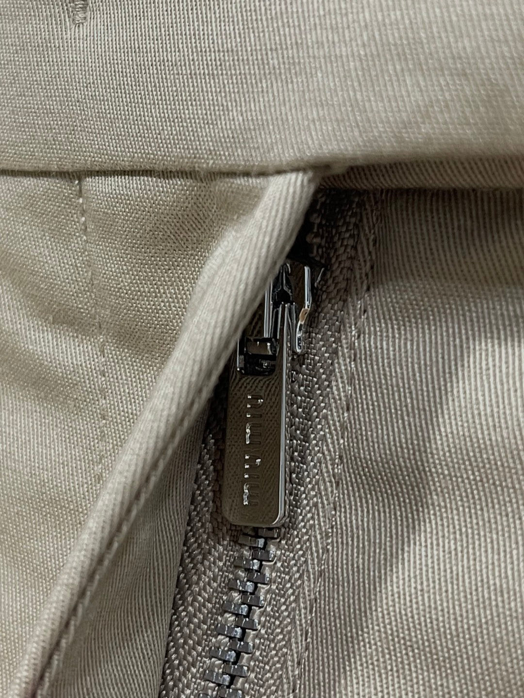 Khakifarbener Minirock mit kariertem Saum