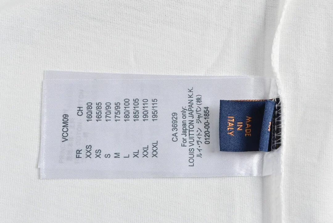 Neues T-Shirt mit Logo-Buchstabendruck 