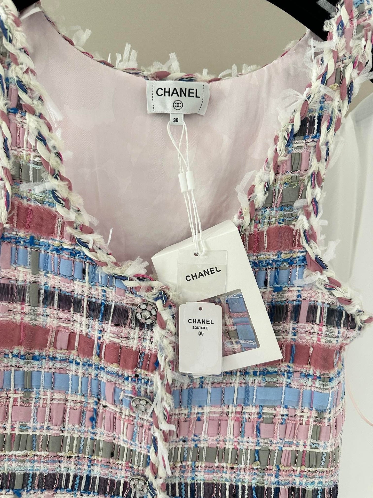 Pastellfarbenes Tweed-Crop-Top mit ausgefransten Kanten und verzierten Knöpfen 