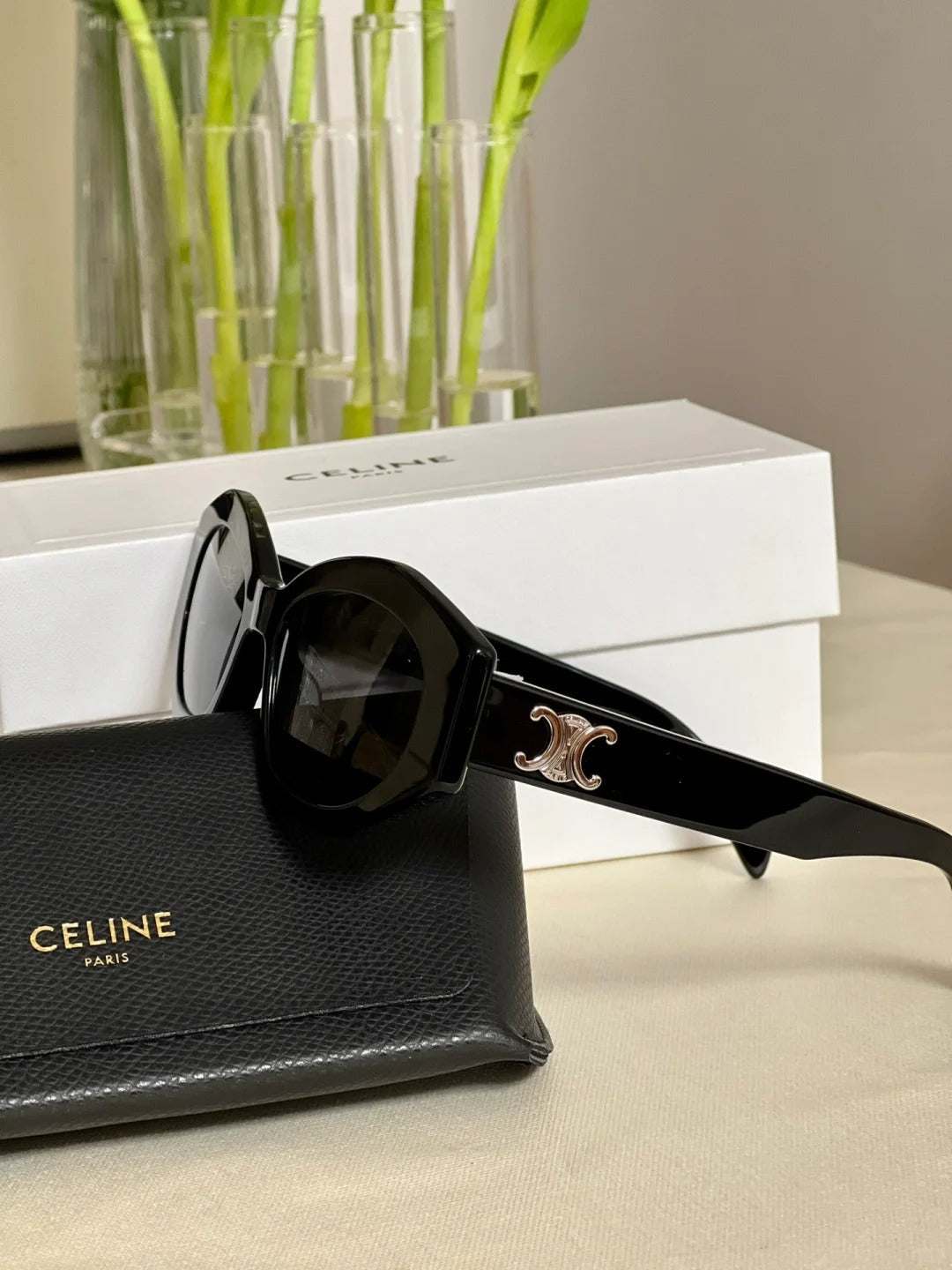 Polygonale schwarz-silberne Brille