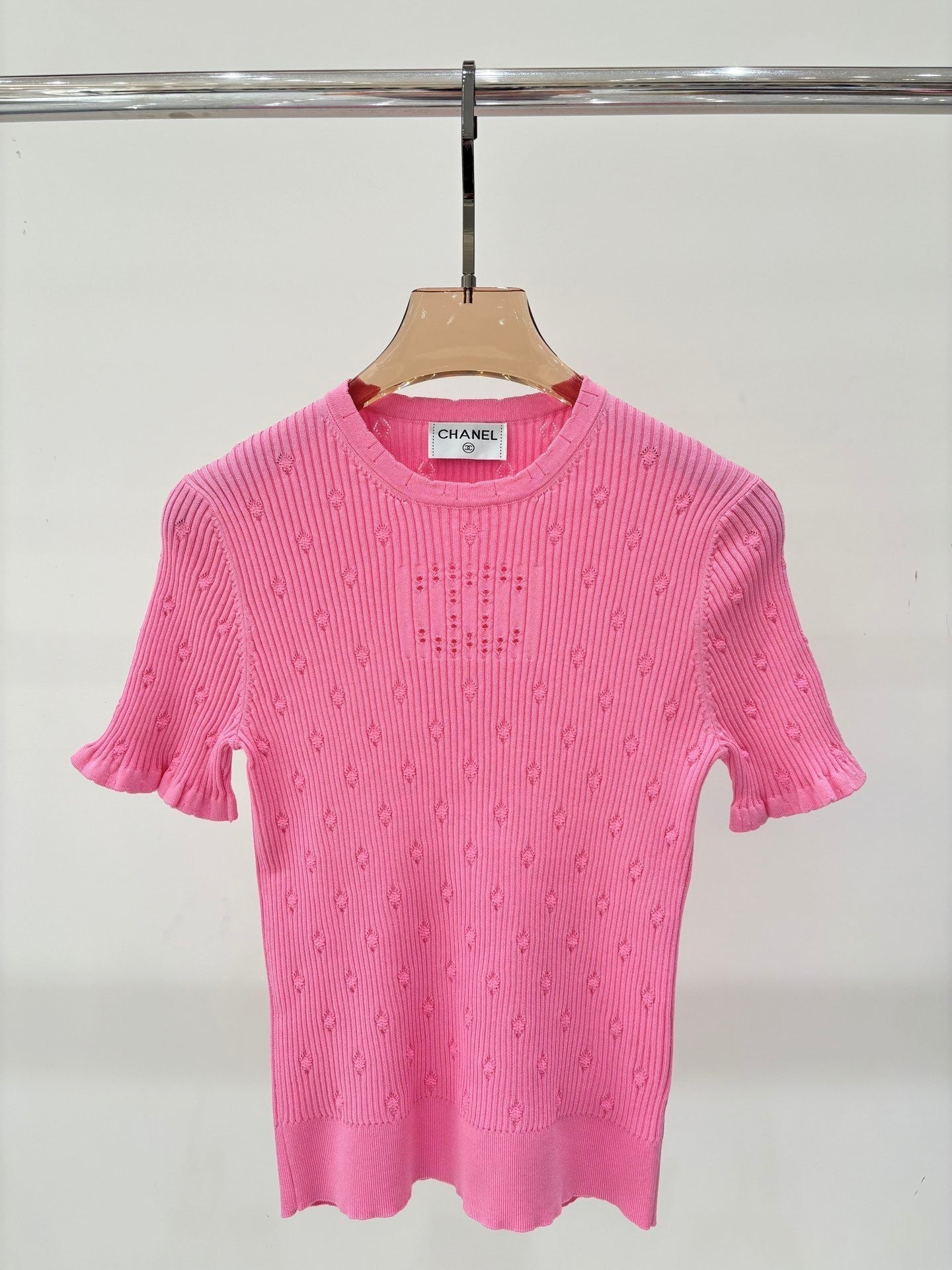 Schlichte, schmal geschnittene Strickjacke mit kurzen Ärmeln