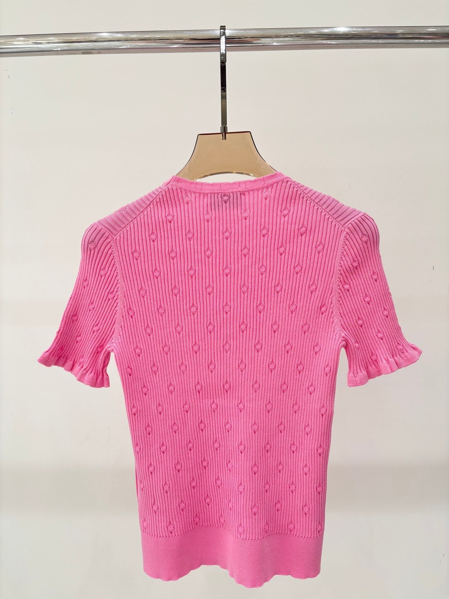 Schlichte, schmal geschnittene Strickjacke mit kurzen Ärmeln