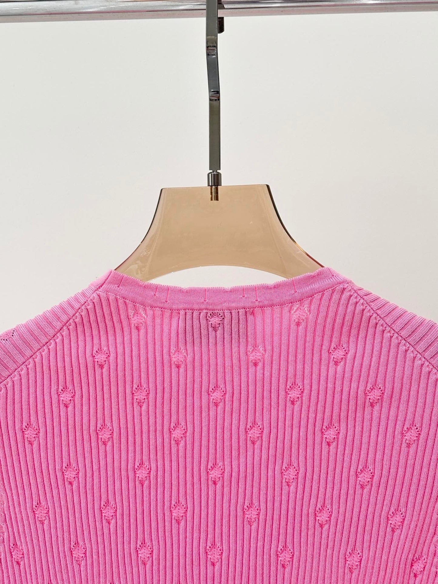 Schlichte, schmal geschnittene Strickjacke mit kurzen Ärmeln