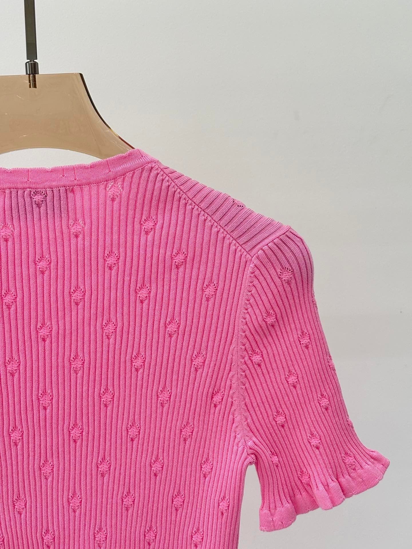 Schlichte, schmal geschnittene Strickjacke mit kurzen Ärmeln
