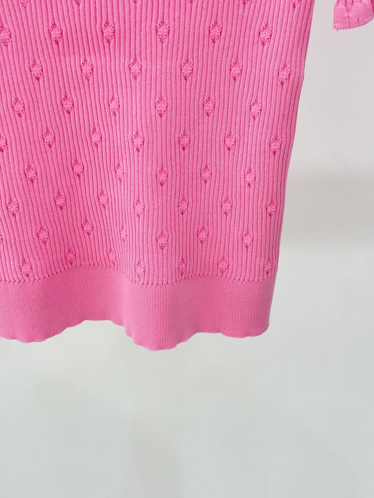 Schlichte, schmal geschnittene Strickjacke mit kurzen Ärmeln