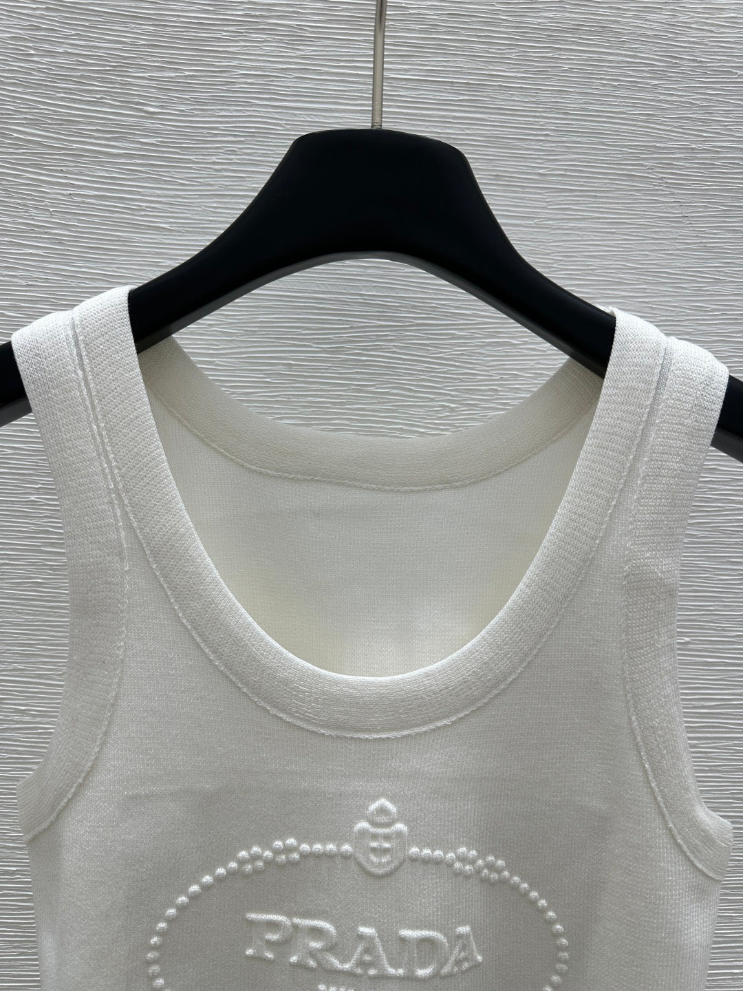 Einfarbige Strickweste mit Rundhalsausschnitt und Buchstabenprägung