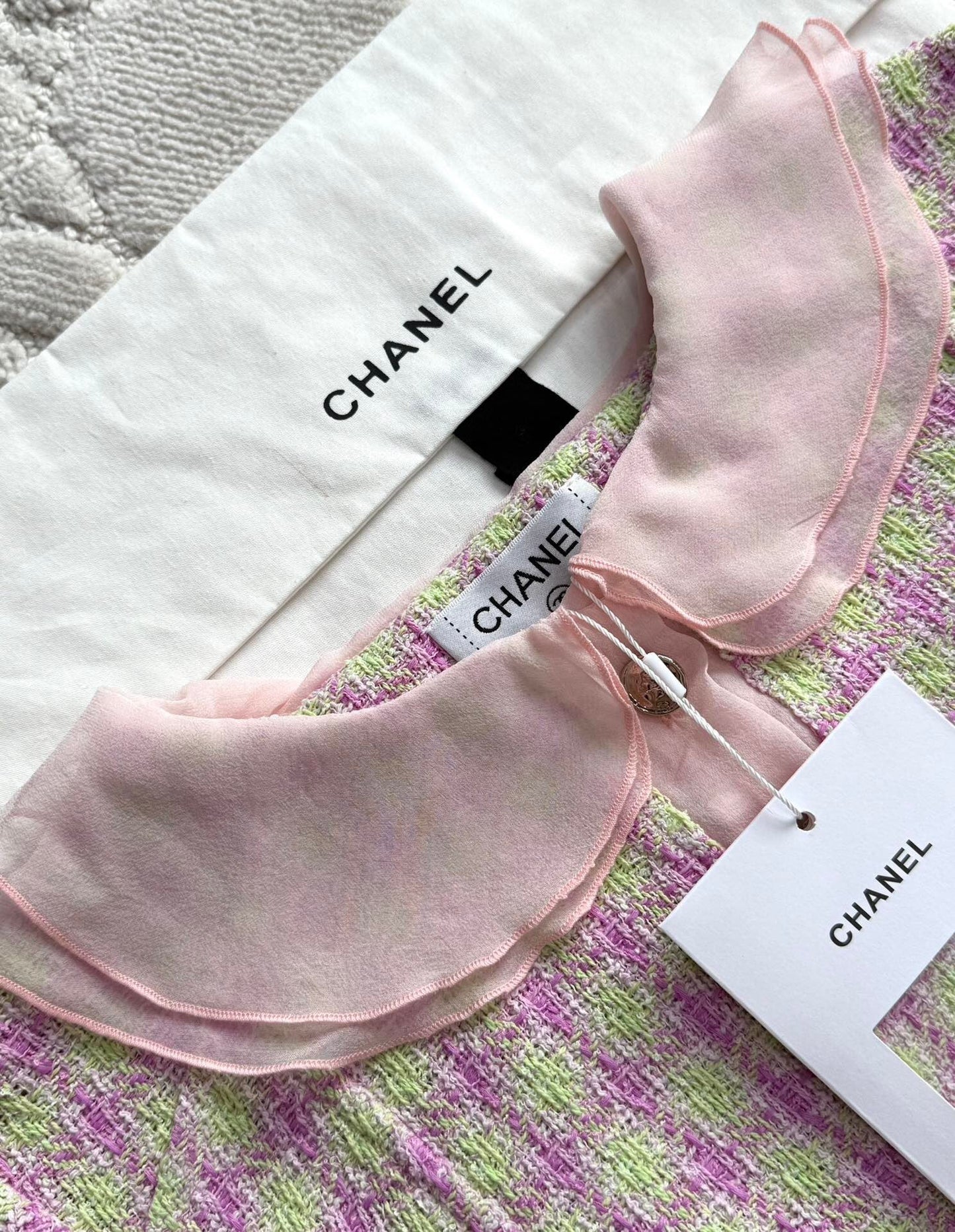 Kurzärmliges Tweed-Top mit Babydoll-Kragen