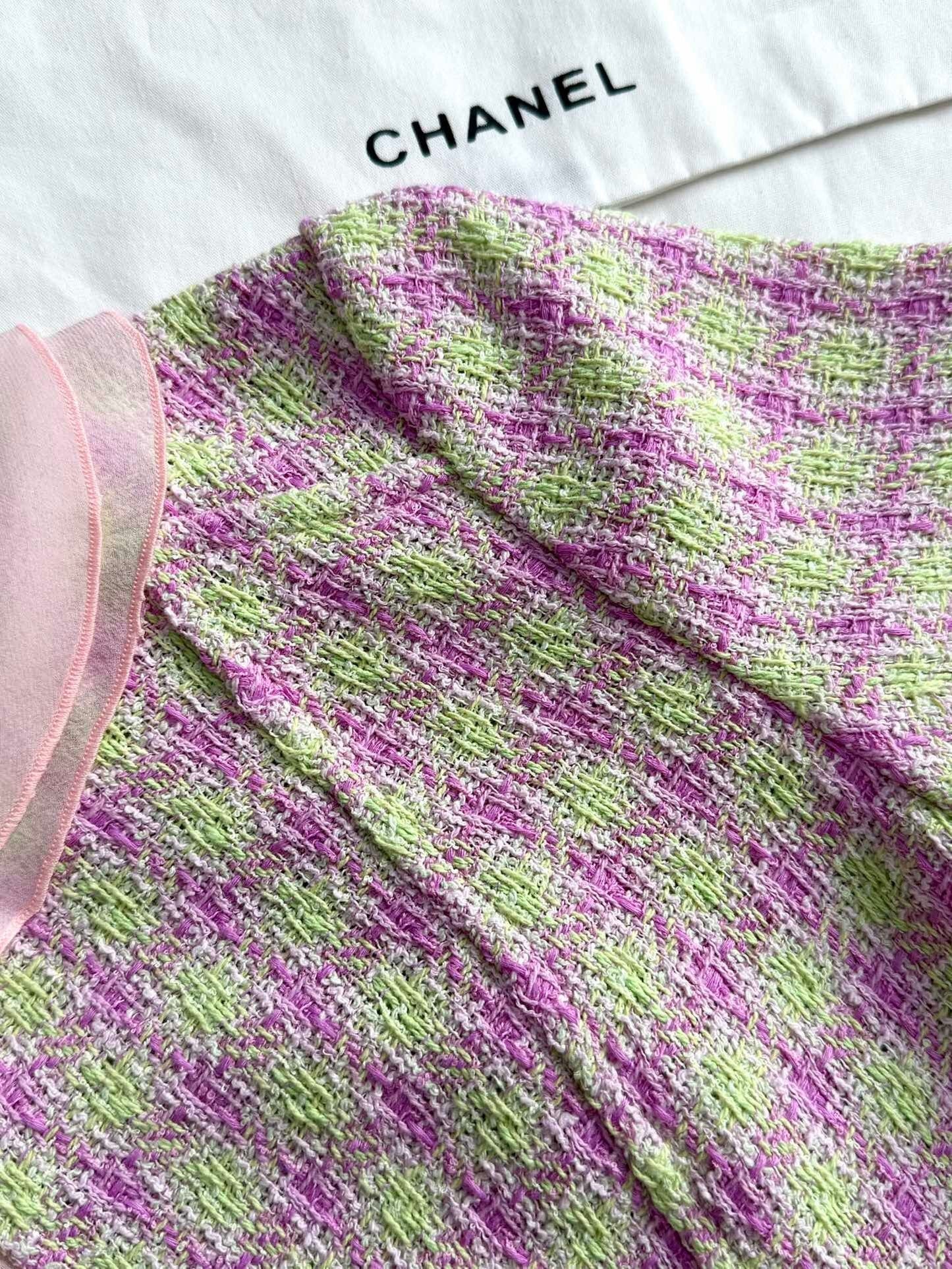 Kurzärmliges Tweed-Top mit Babydoll-Kragen