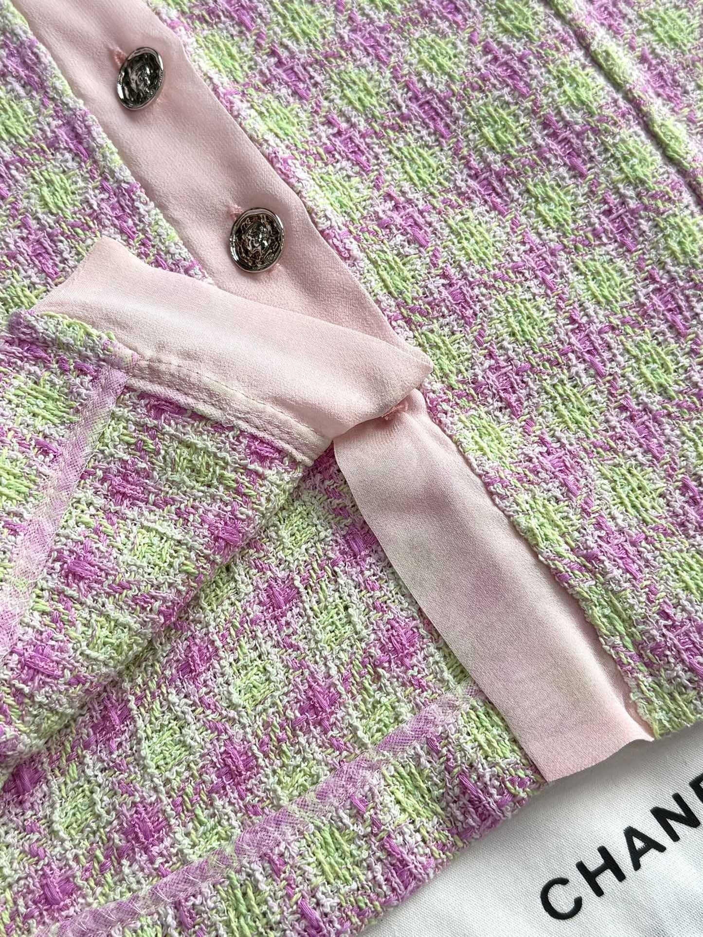 Kurzärmliges Tweed-Top mit Babydoll-Kragen