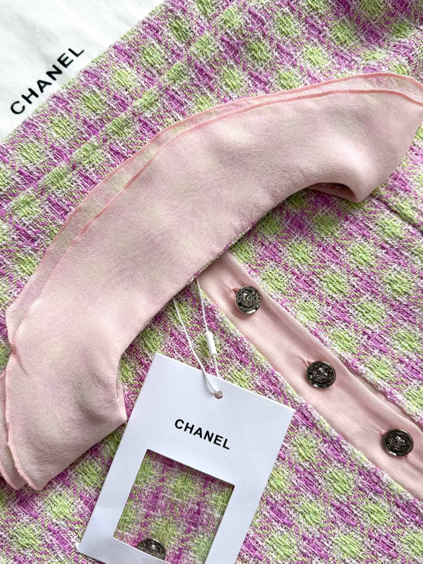 Kurzärmliges Tweed-Top mit Babydoll-Kragen