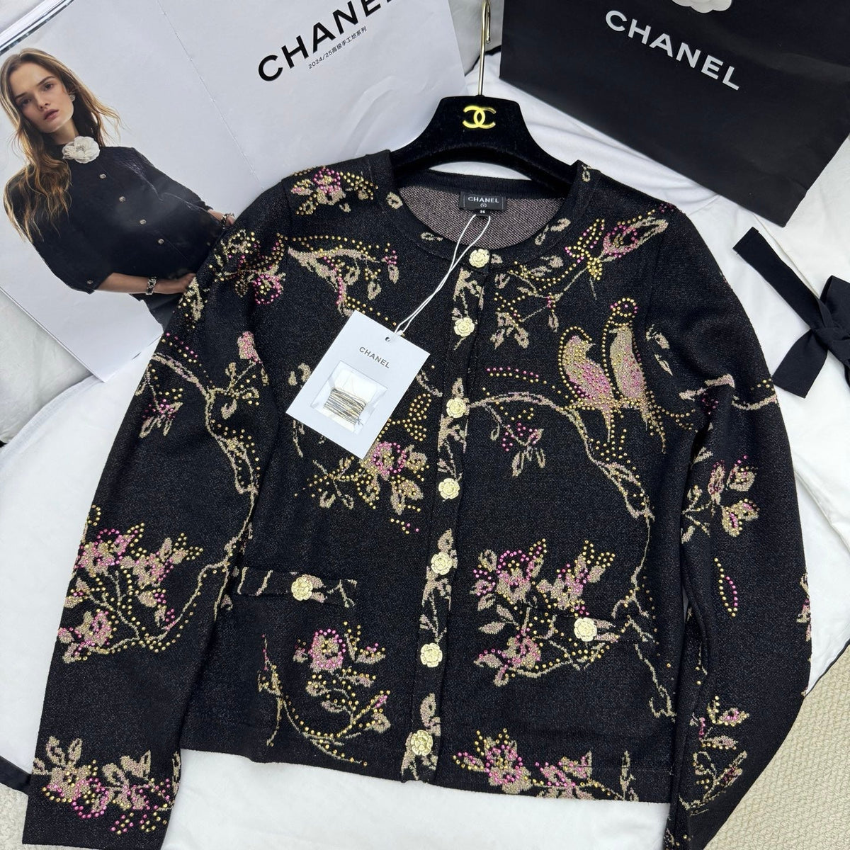 Cardigan tricoté à fleurs et oiseaux