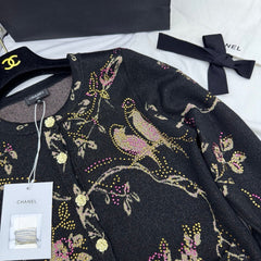 Cardigan tricoté à fleurs et oiseaux