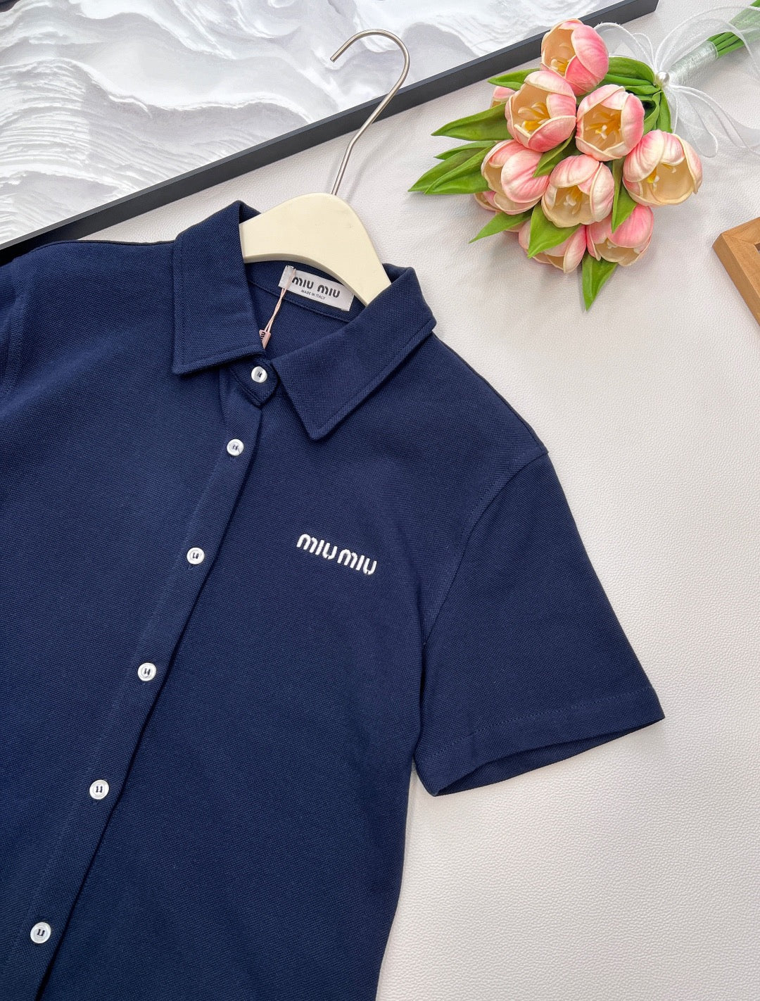 Einreihiges Poloshirt mit Mikro-Logo-Stickerei und Baumwoll-Piqué