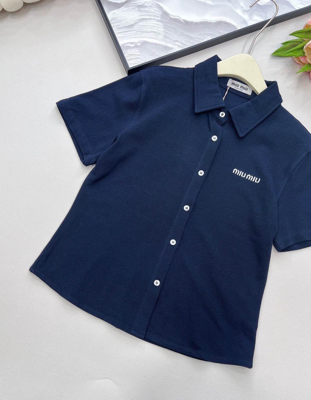 Einreihiges Poloshirt mit Mikro-Logo-Stickerei und Baumwoll-Piqué